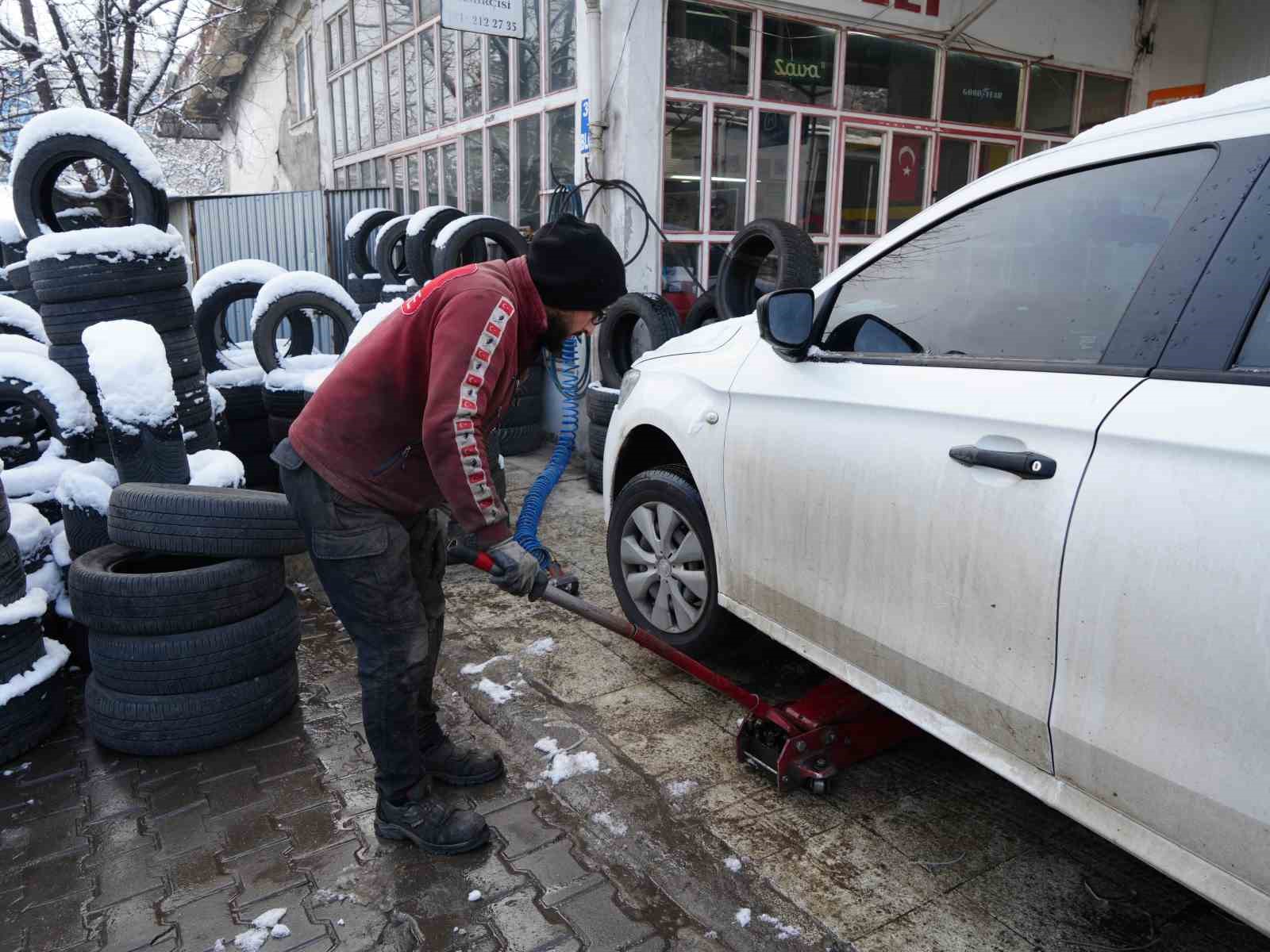 KASTAMONU'DA, 1 ARALIK'TA BAŞLAYACAK KIŞ LASTİĞİ UYGULAMASI ÖNCESİ ETKİLİ OLAN