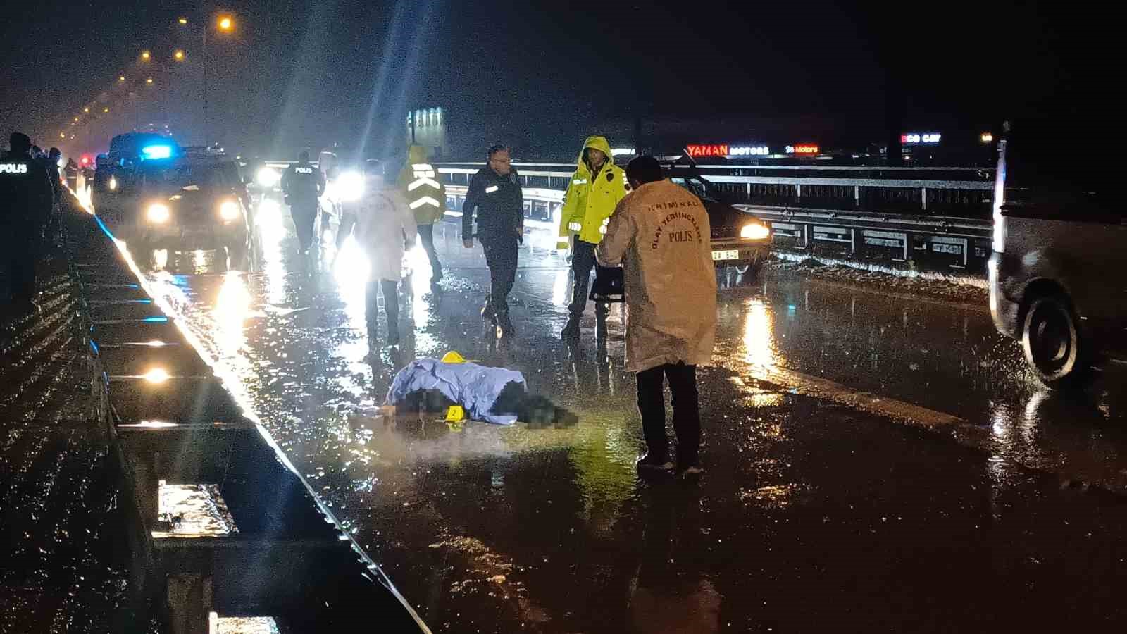 Karayolunda yolcu minibüsünün çarptığı yaya hayatını kaybetti