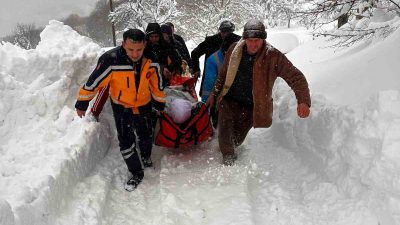 DÜZCE'NİN KAYNAŞLI İLÇESİNDE KAR NEDENİYLE YOLU KAPANAN KÖYDEKİ 82 YAŞINDAKİ