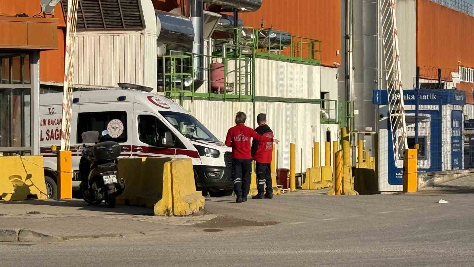 KOCAELİ'NİN KARTEPE İLÇESİNDE BİR FABRİKADA YERE DÖKÜLEN KİMYASAL MADDE NEDENİYLE