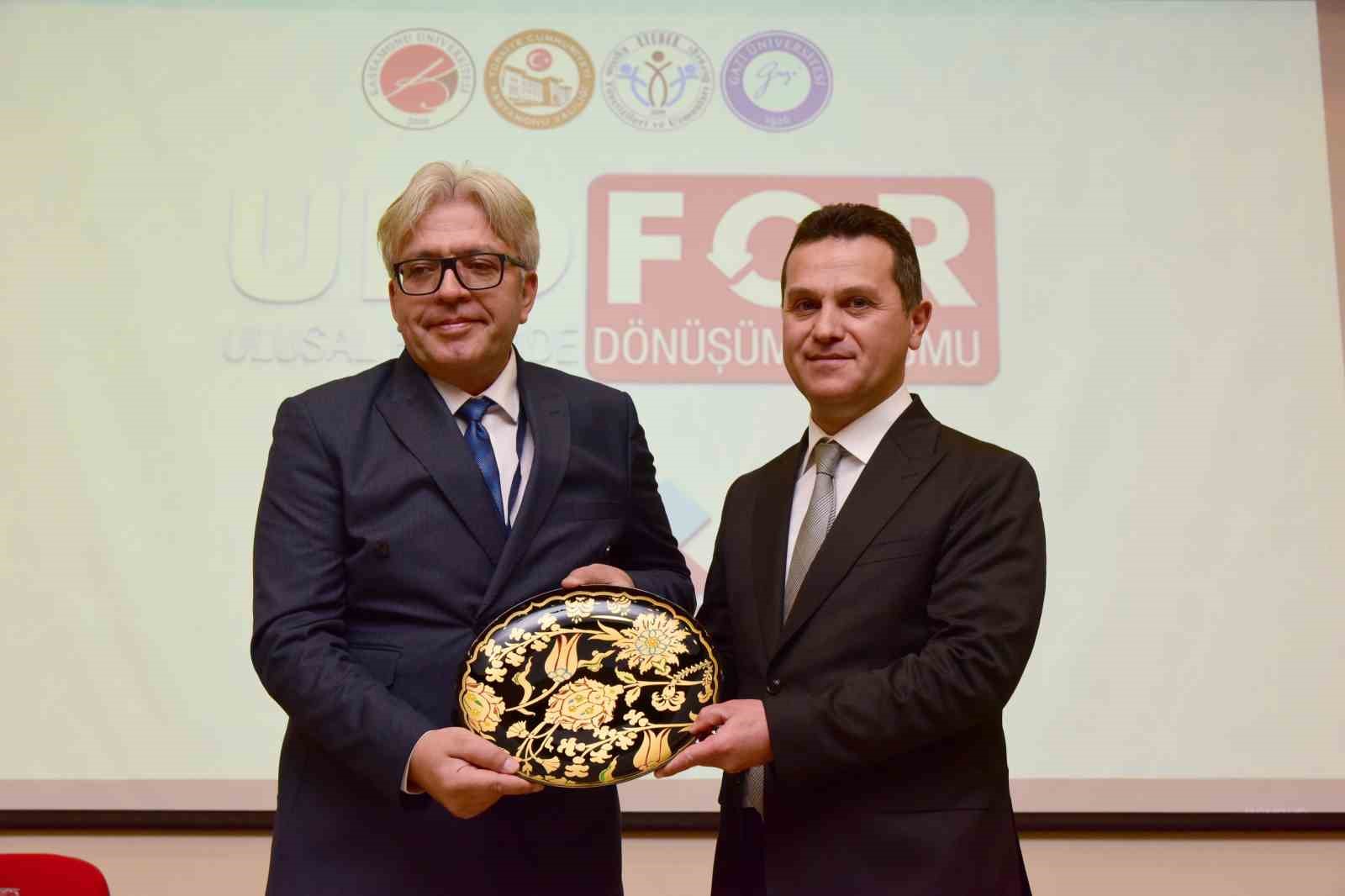 KASTAMONU ÜNİVERSİTESİ REKTÖRÜ PROF. DR. AHMET HAMDİ TOPAL, GENÇLERİ MODERN,