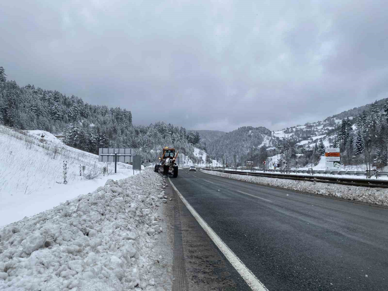 KASTAMONU’DA DÜN AKŞAM SAATLERİNDEN İTİBAREN ETKİLİ OLAN KAR YAĞIŞI SEBEBİYLE