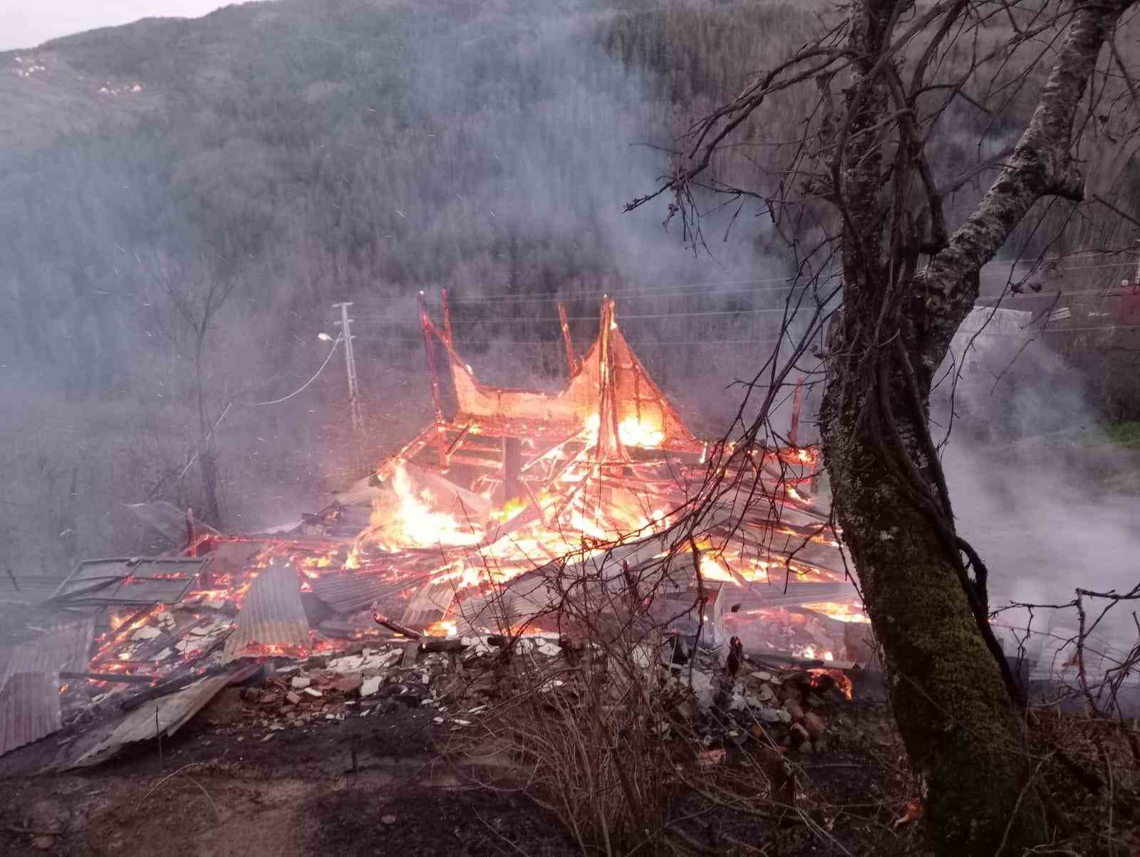 KASTAMONU’NUN AZDAVAY İLÇESİNDE ÇIKAN YANGINDA AHŞAP EV KULLANILAMAZ HALE GELDİ.