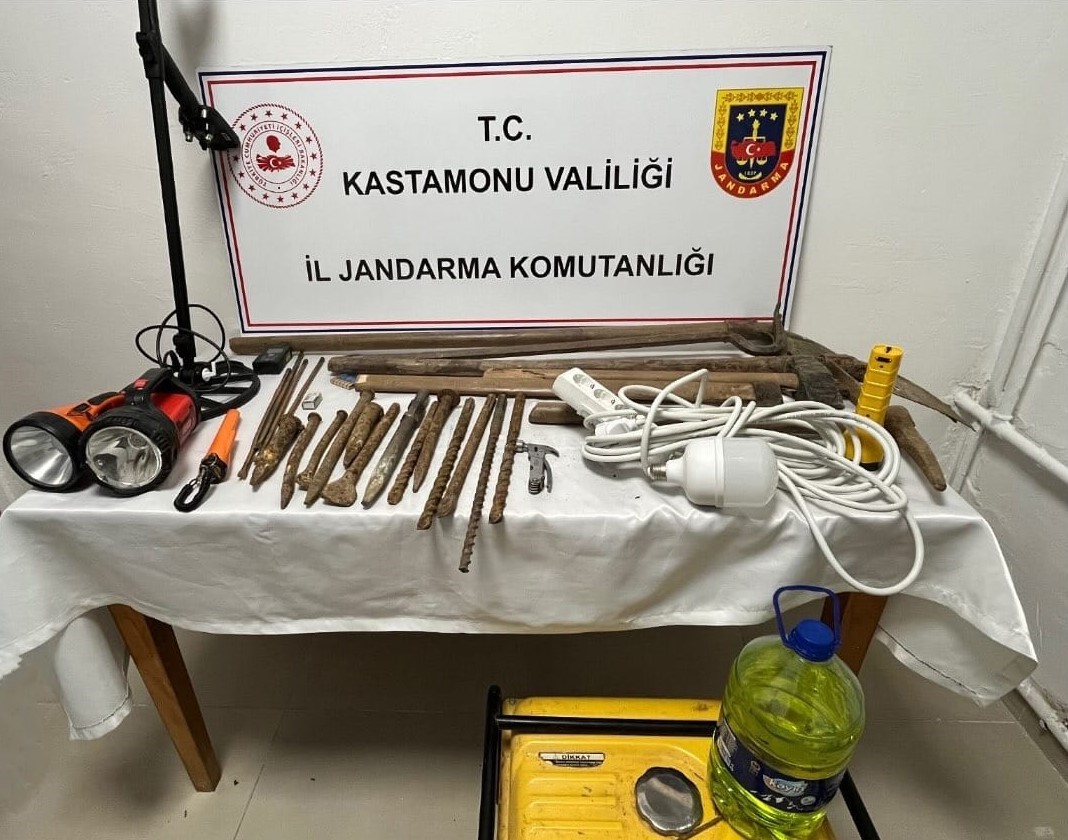 KASTAMONU İL JANDARMA KOMUTANLIĞI EKİPLERİNCE İZİNSİZ KAÇAK KAZI YAPAN 5