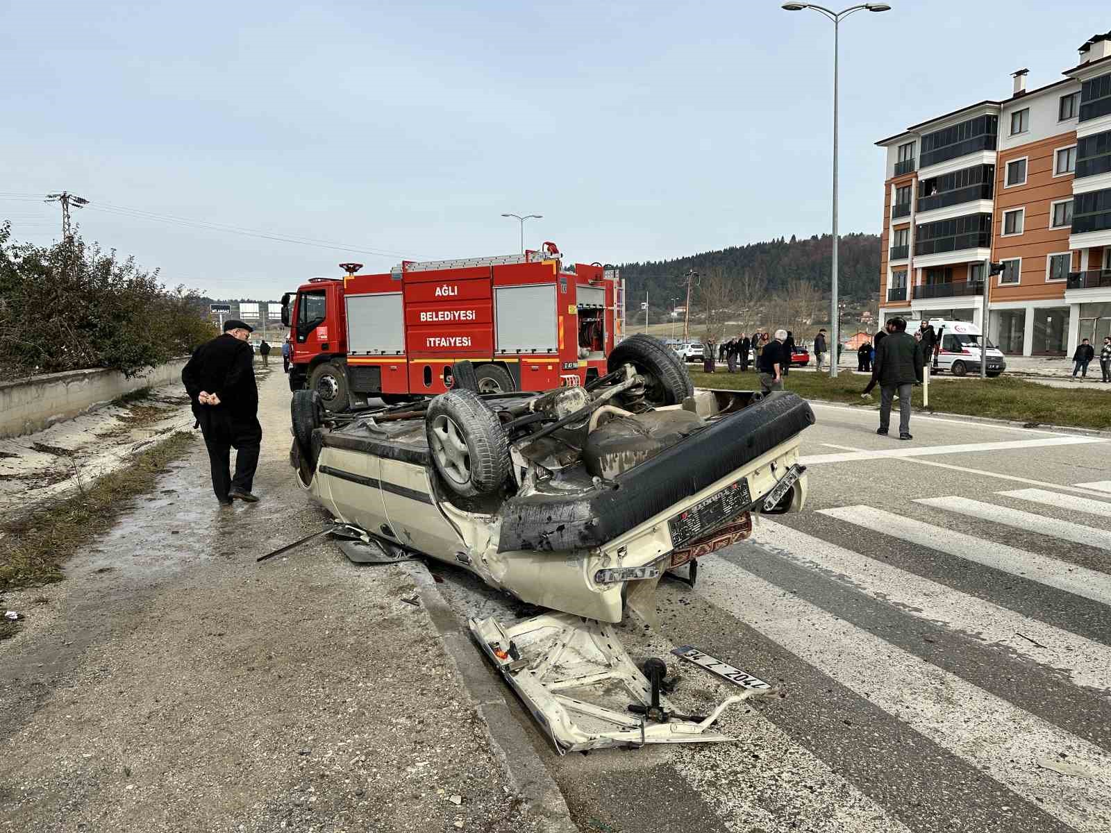 KASTAMONU’NUN AĞLI İLÇESİNDE KAVŞAKTA İKİ OTOMOBİL ÇARPIŞTI. KAZADA TAKLALAR ATAN