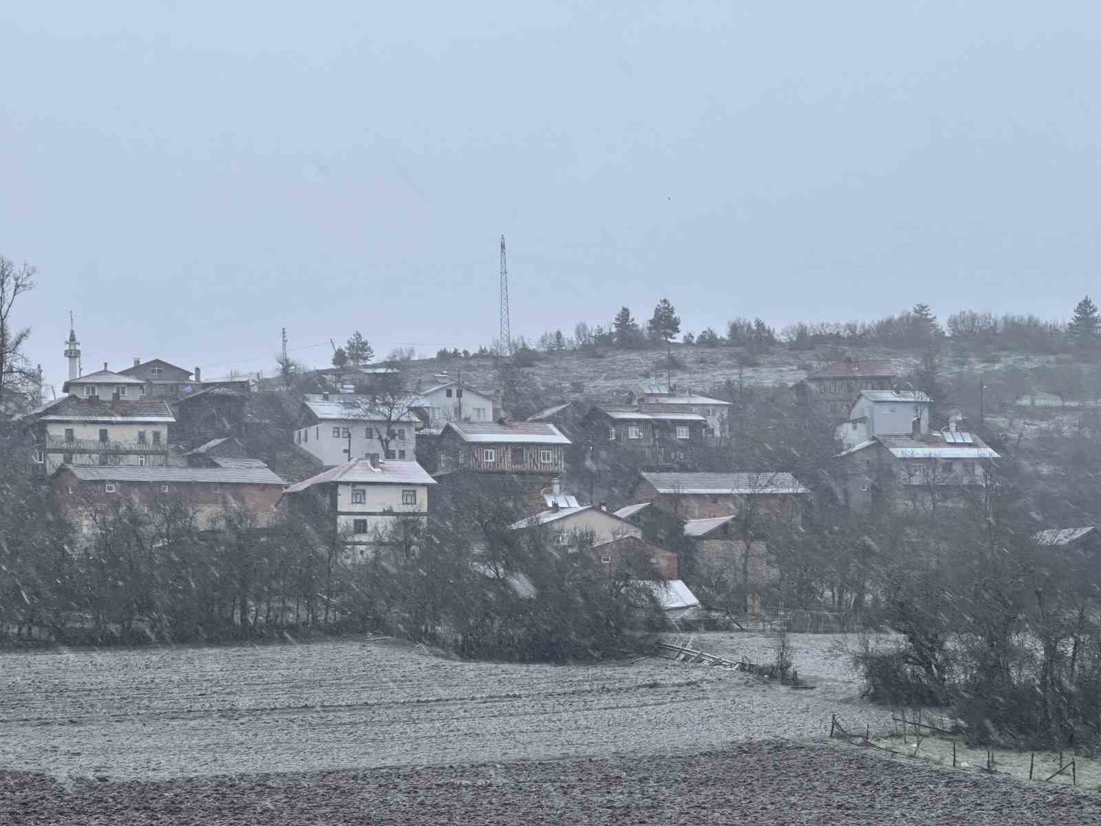 METEOROLOJİ GENEL MÜDÜRLÜĞÜNÜN UYARISININ ARDINDAN KASTAMONU’DA BEKLENEN KAR YAĞIŞI BAŞLADI.