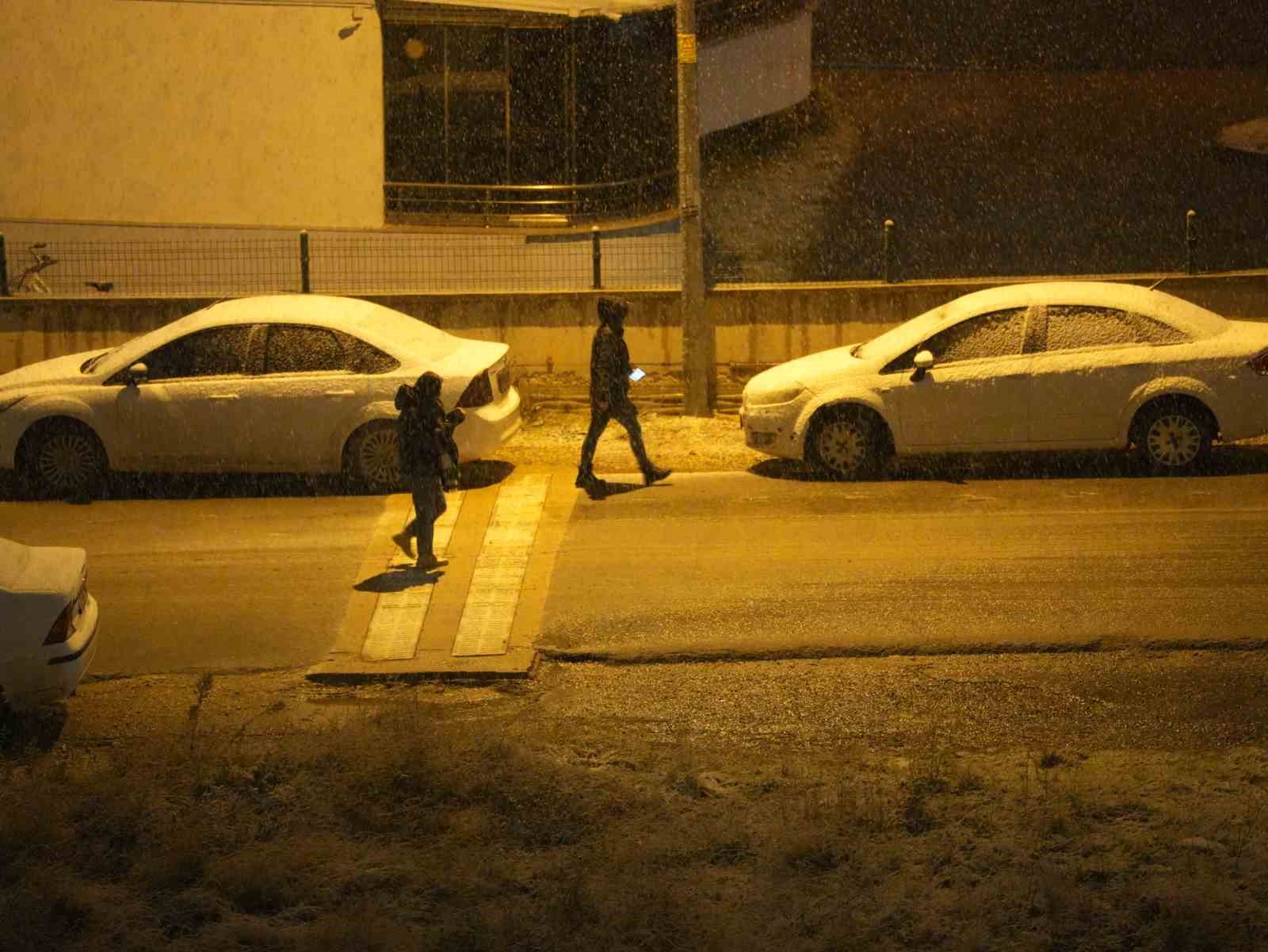 KASTAMONU'DA AKŞAM SAATLERİNDE YÜKSEK KESİMLERDE ETKİLİ OLAN KAR YAĞIŞI İL