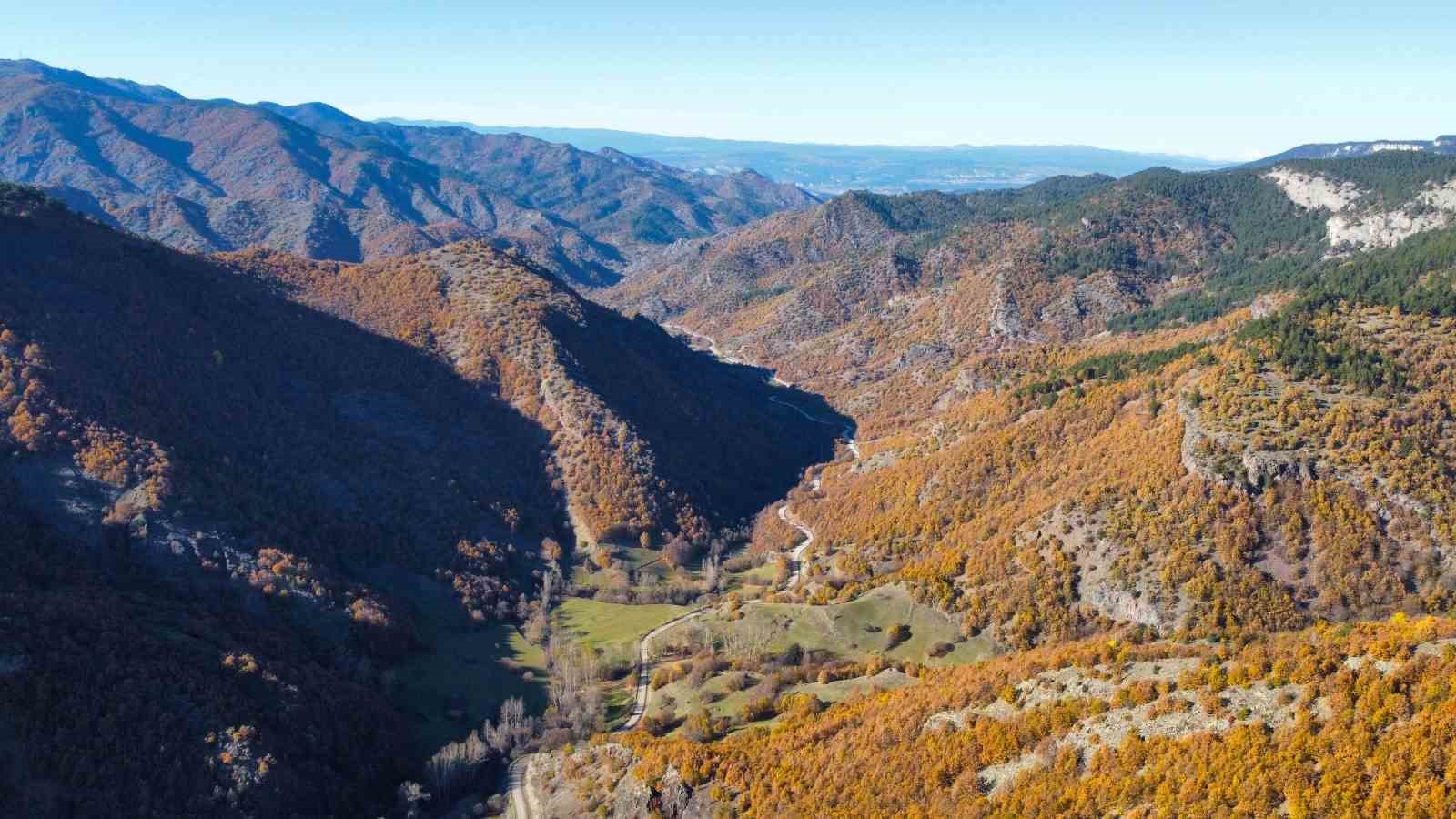 KASTAMONU'NUN İHSANGAZİ İLÇESİNDE RENK CÜMBÜŞÜNÜN YAŞANDIĞI ORMANLAR VE YAYLALAR HAVADAN