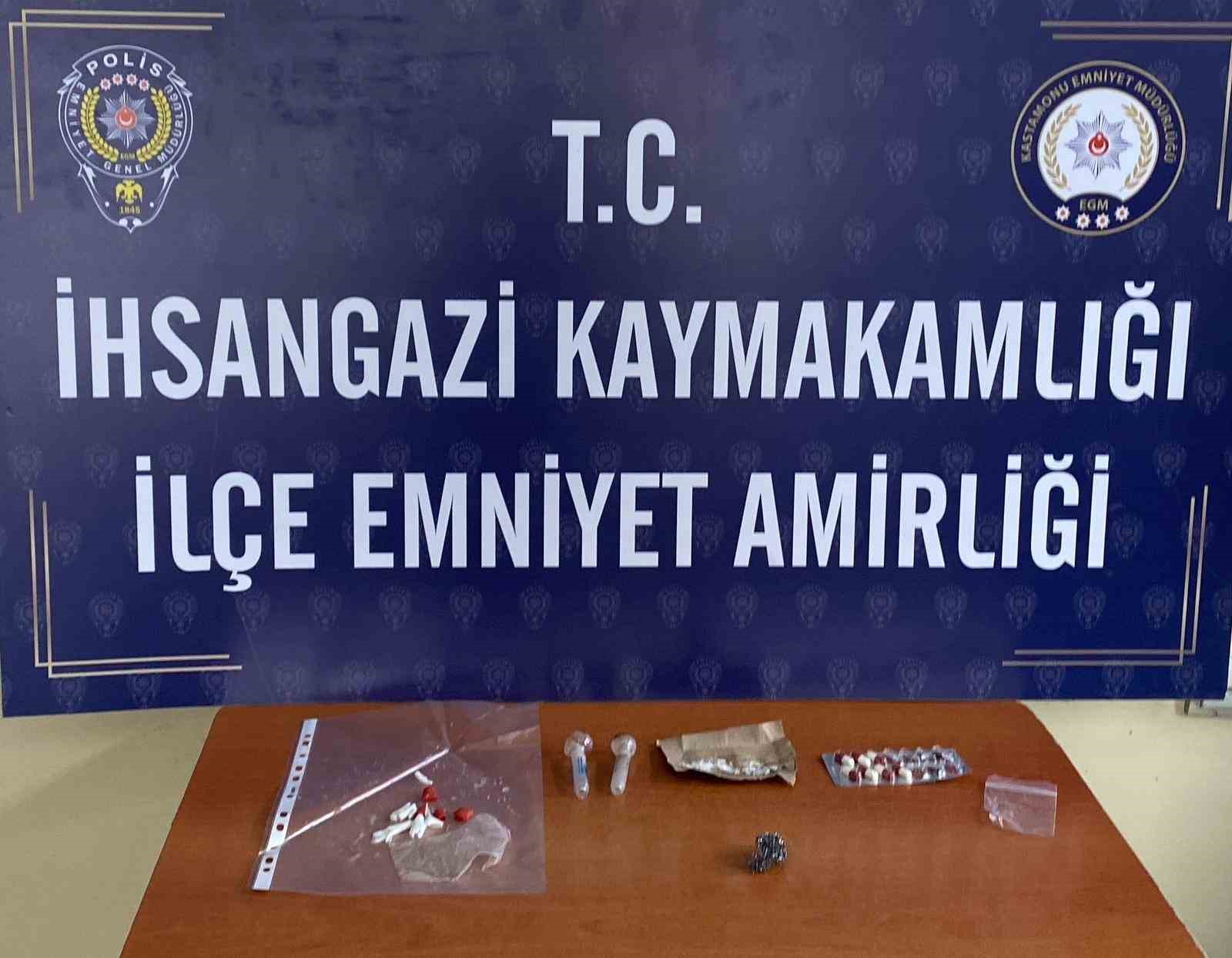 KASTAMONU’NUN İHSANGAZİ İLÇESİNDE POLİS EKİPLERİNCE DÜZENLENEN UYUŞTURUCU OPERASYONUNDA 3 KİŞİ