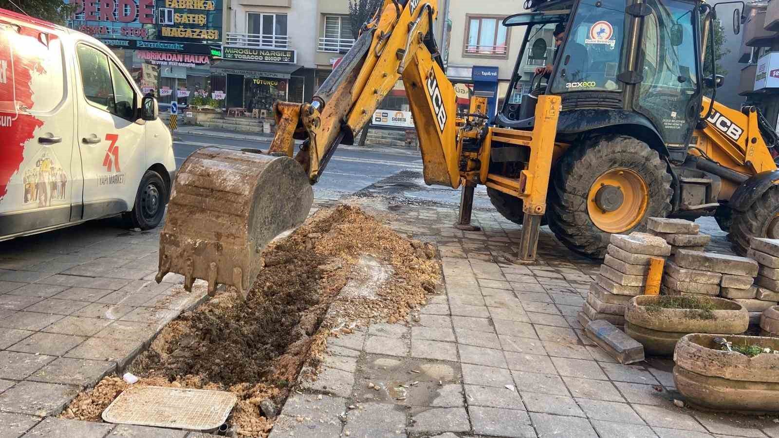 Kentte kaldırım tamiratları yapılıyor