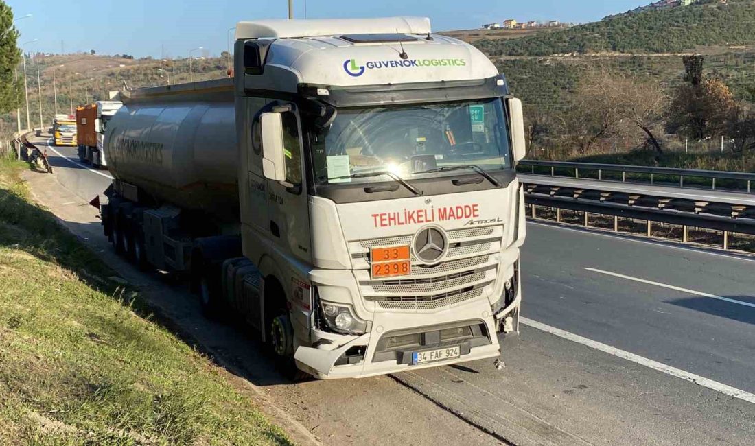 KOCAELİ'NİN İZMİT İLÇESİNDE KİMYASAL MADDE YÜKLÜ TANKER İLE OTOMOBİL ÇARPIŞTI.