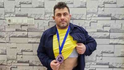 SAKARYA'NIN SAPANCA İLÇESİNDE İKAMET EDEN MİLLİ GÜREŞÇİ HÜSEYİN MEMİOĞLU, KATILDIĞI