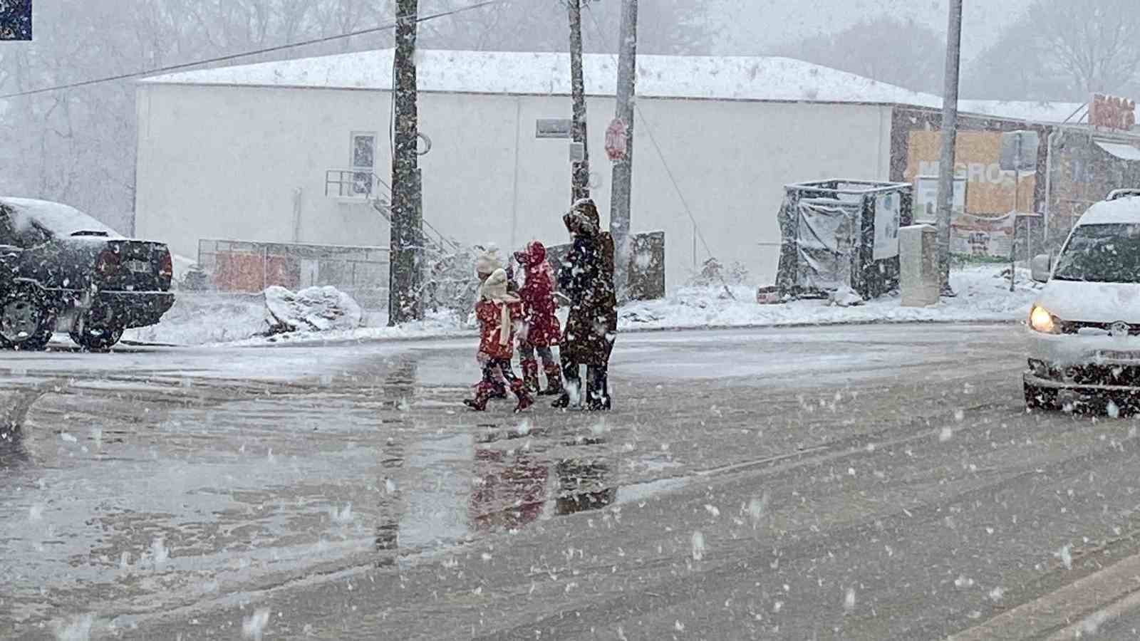 KOCAELİ'DE LAPA LAPA YAĞAN KAR SEBEBİYLE KENTİN BİRÇOK BÖLGESİ BEYAZA