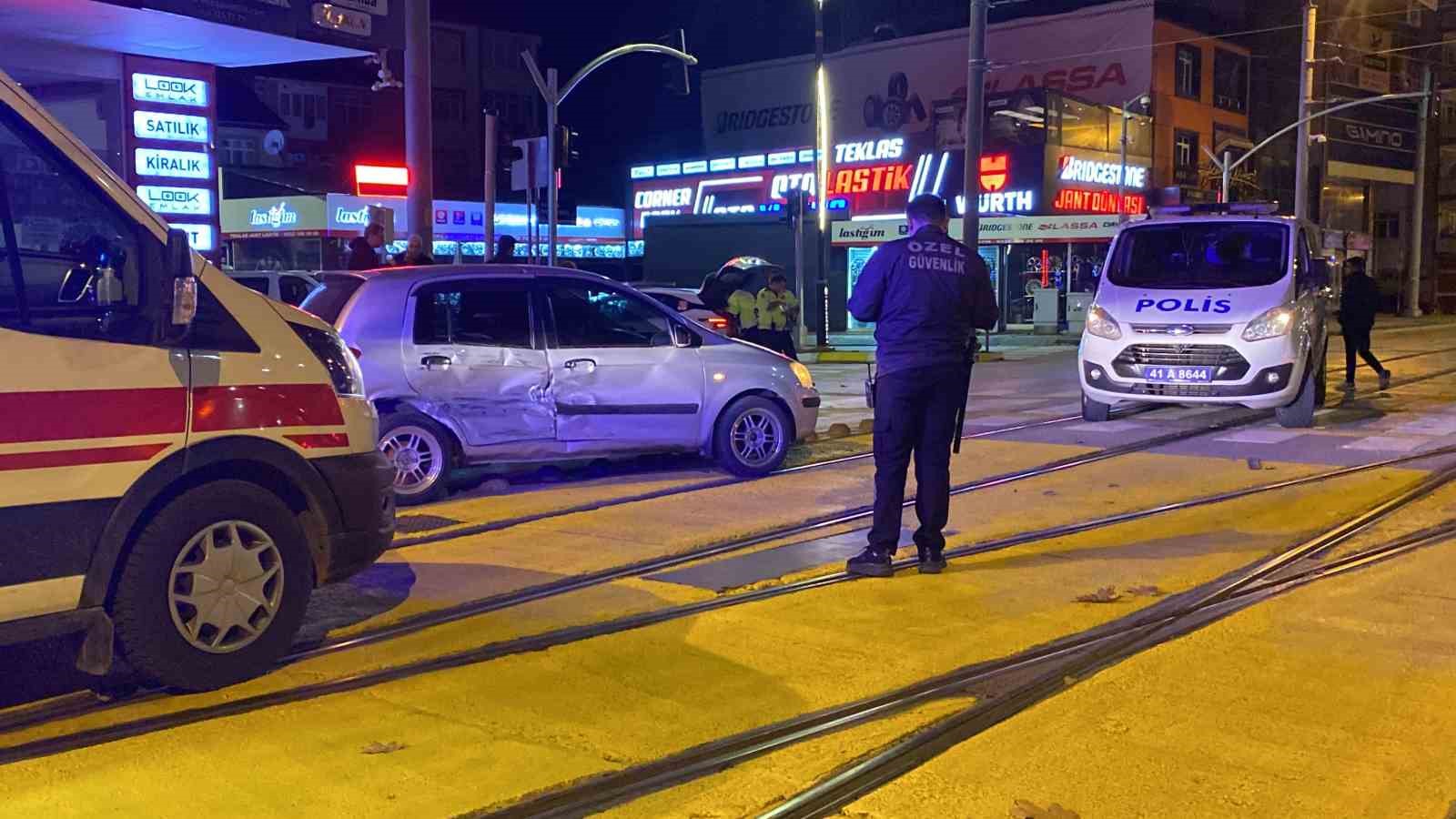 KOCAELİ'NİN İZMİT İLÇESİNDE 2 ARACIN KARIŞTIĞI KAZADA BİR KİŞİ YARALANDI,