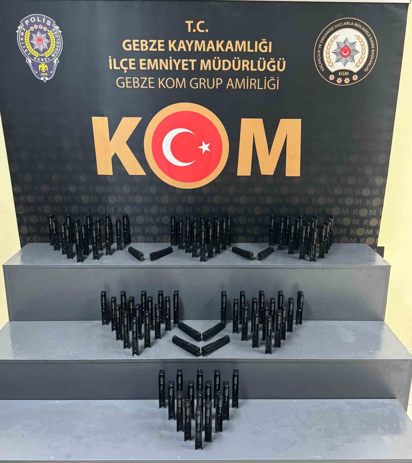 KOCAELİ'NİN ÇAYIROVA İLÇESİNDE 98 TABANCA SÜRGÜ TAKIMI ELE GEÇİRİLİRKEN, 1