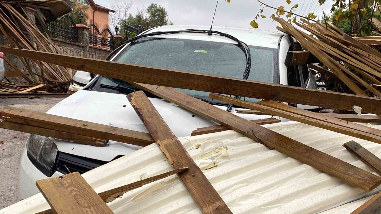 KOCAELİ'NİN İZMİT İLÇESİNDE ŞİDDETLİ RÜZGAR SEBEBİYLE BİR BİNANIN ÇATISI UÇARAK