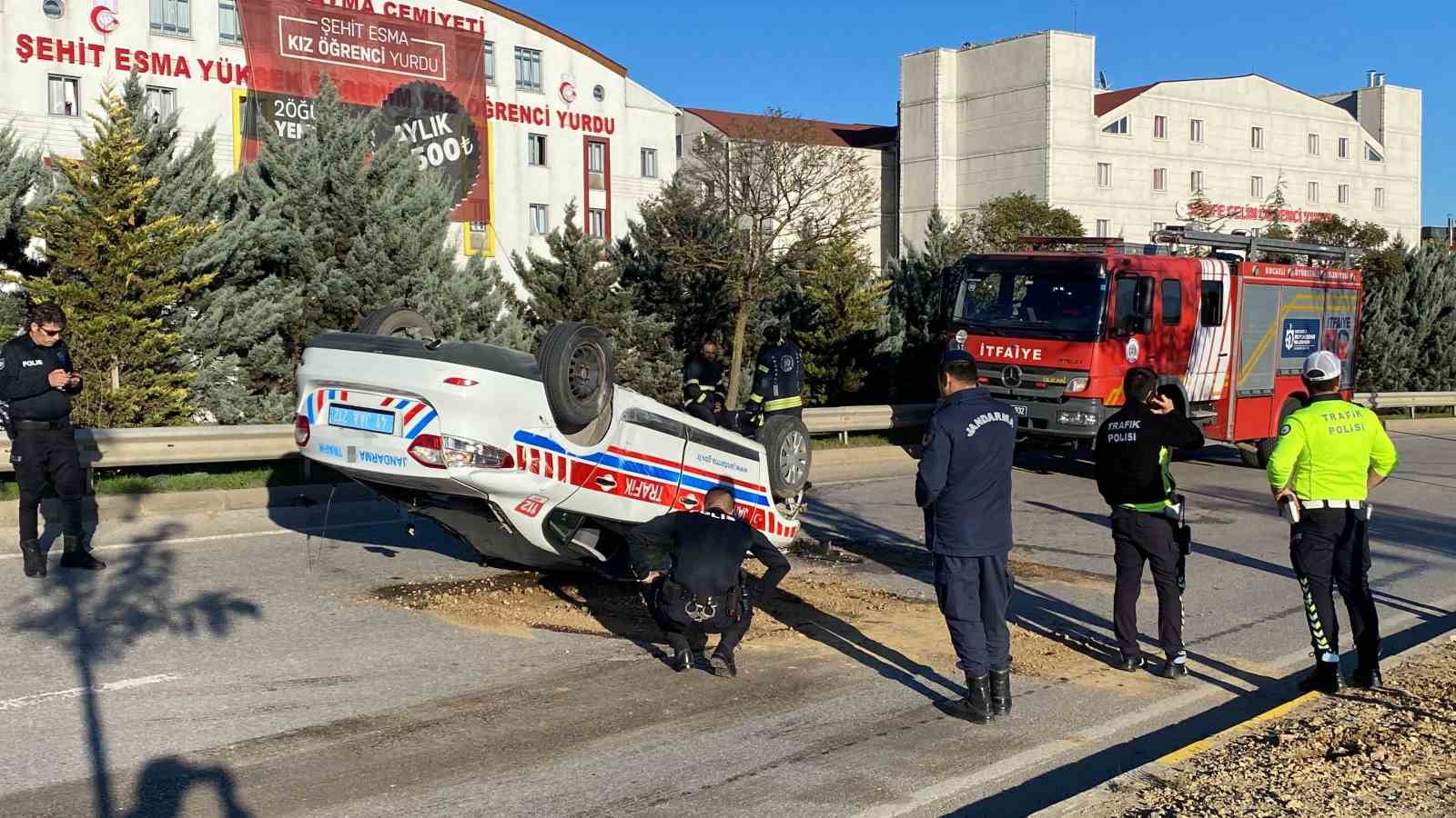 Kocaeli’de direğe çarpan jandarma aracı takla attı: 2 jandarma yaralı