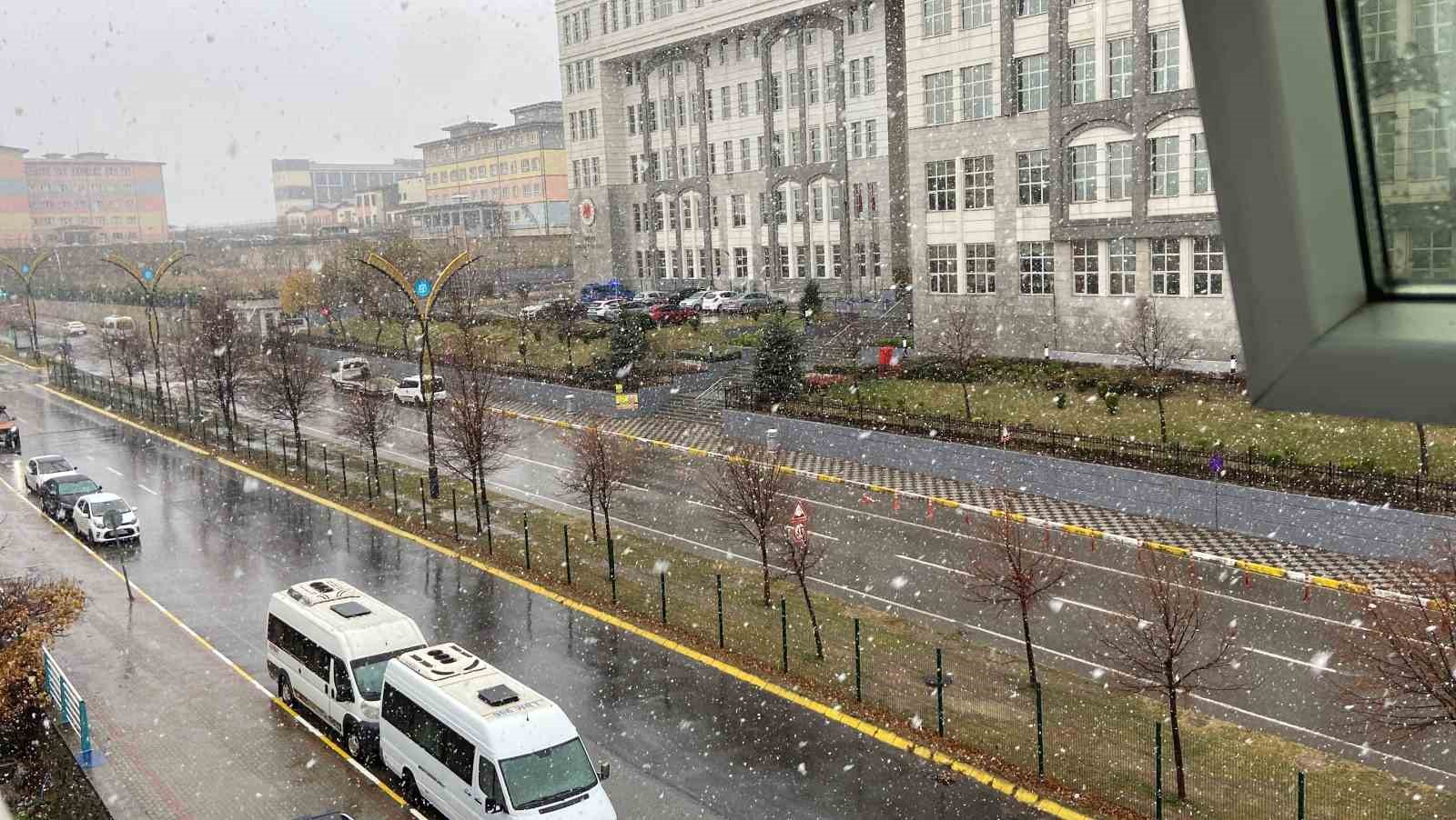 KOCAELİ'DE ETKİLİ OLAN ŞİDDETLİ LODOS VE YAĞMUR YERİNİ KAR YAĞIŞINA