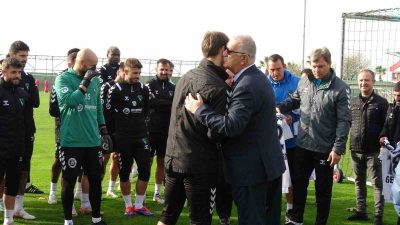 KOCAELİSPOR'UN TESİSLERİNDE ALIŞILMIŞIN DIŞINDA BİR ÖĞRETMENLER GÜNÜ KUTLAMASI YAŞANDI. FUTBOLCULAR,