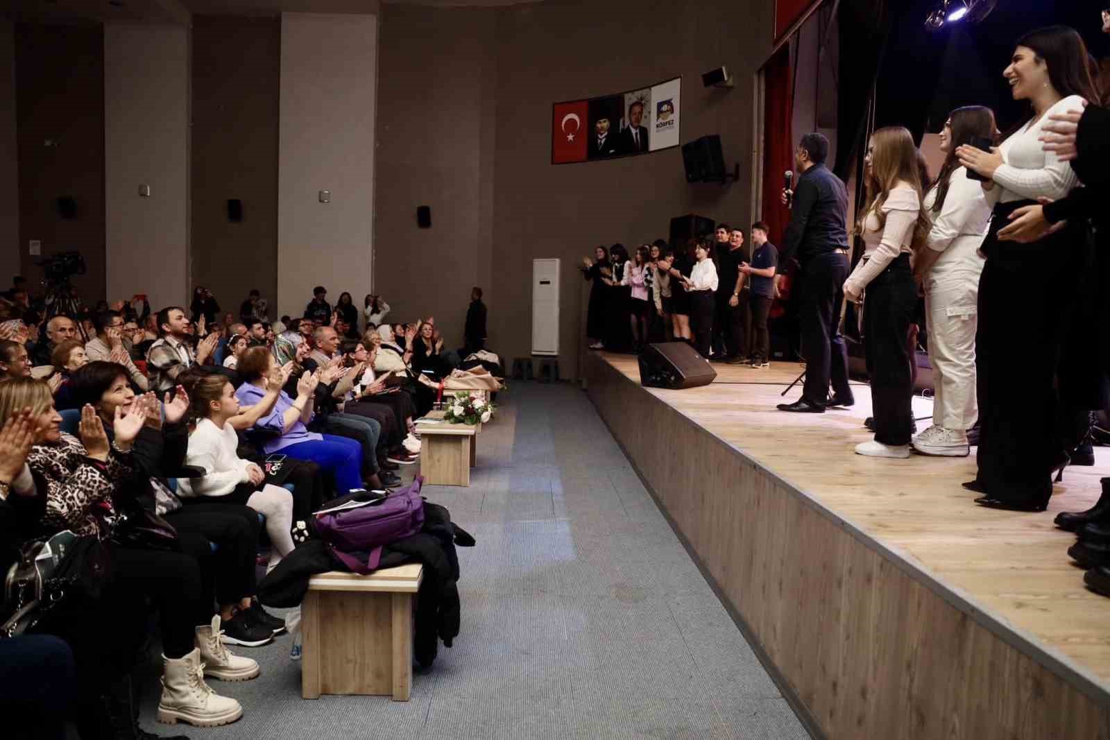 KÖRFEZ BELEDİYESİ KİRAZ ÇİÇEĞİ KOROSU'NUN KONSERİNDE SEVİLEN ŞARKILAR ÖĞRETMENLER İÇİN