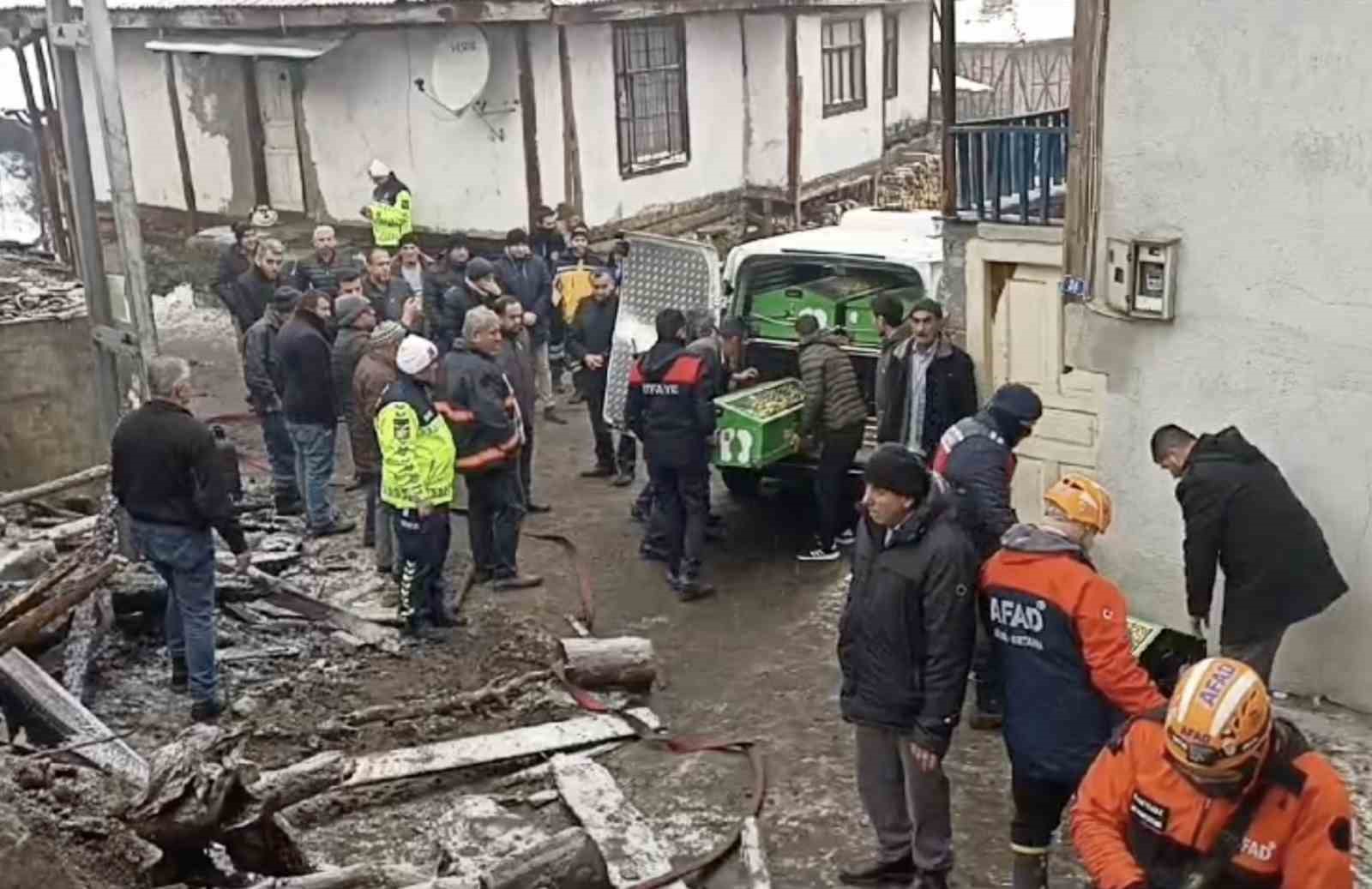 KASTAMONU'NUN TOSYA İLÇESİNDE ÇIKAN YANGINDA KÜLE DÖNEN EVDEKİ BABA VE