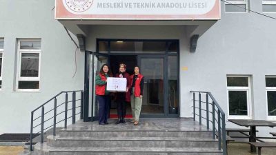 DÜZCE’DE BAŞLATILAN ‘HEDİYEM OYUNCAĞIN OLSUN’ PROJE TANITIMLARI AKÇAKOCA’DA LİSE ÖĞRENCİLERİNE