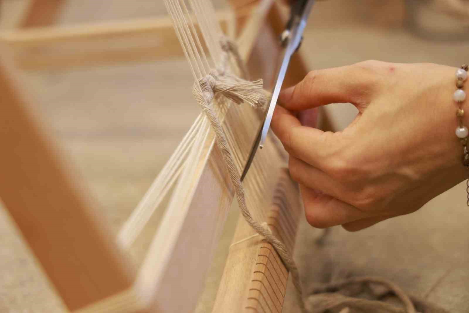 MODA AKADEMİSİ'NDE DÜZENLENEN HEREKE İPEK HALISI DOKUMA ATÖLYESİ İLGİ GÖRDÜ.