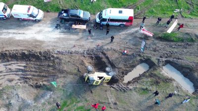DÜZCE’DE GERÇEKLEŞTİRİLEN OFF-ROAD YARIŞLARINDA HEYECANLANDIRAN KAZAYA SEYİRCİLER BÜYÜK DESTEK VERDİ.