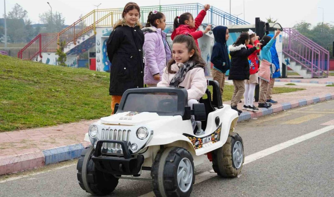 DÜZCE’DE İLKOKUL ÖĞRENCİLERİNE TRAFİK