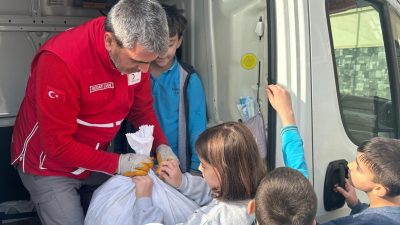 DÜZCE AZMİLLİ İLKOKULU ÖĞRENCİLERİ KIZILAY’A GİYMEDİKLERİ KIYAFETLERİ İLE NAKDİ YARDIM