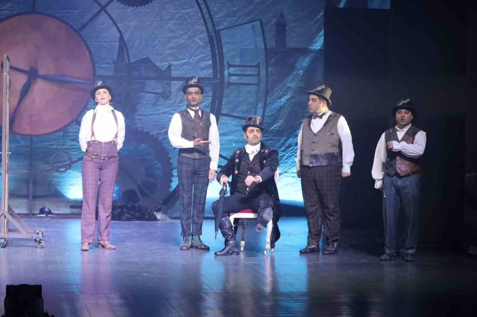 KOCAELİ'DE ÖĞRETMENLER GÜNÜ, ŞEHİR TİYATROLARININ ÖĞRETMENLERE YÖNELİK DÜZENLENEN "80 GÜNDE