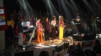 DÜZCE’NİN SESLERİ ÖĞRETMENLER KAROSU İZLEYENLERİ 80’Lİ 90’LI YALLARA GÖTÜRDÜ. KONSER