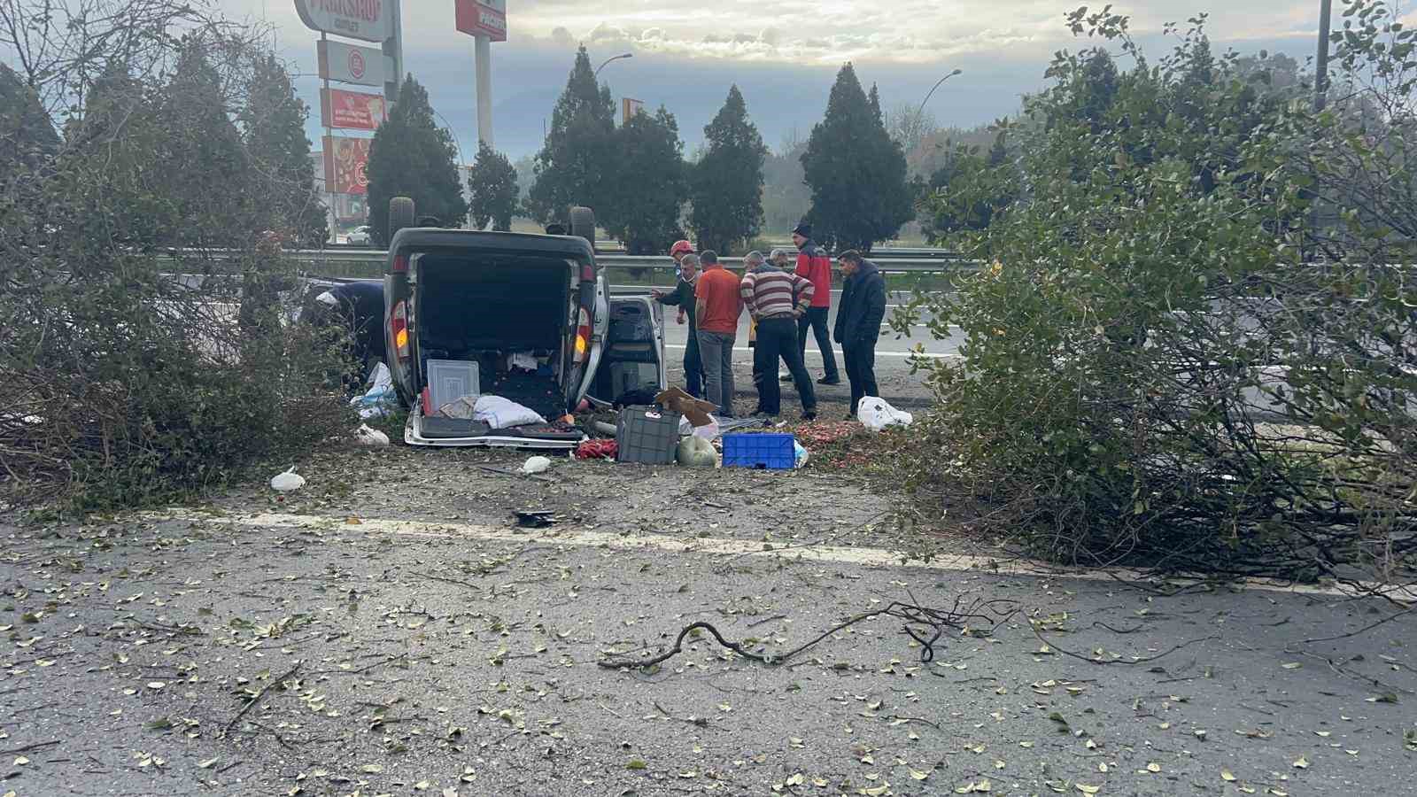 Otoyolda kontrolden çıkan araç 3 ağacı biçti: 2 yaralı