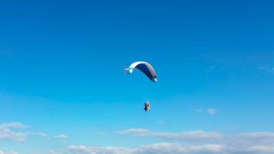 DÜZCE’DE OFF-ROAD YARIŞLARINA PARAMOTOR UÇUŞ İLE GELEN MUSTAFA AKIN GÖKYÜZÜNDE