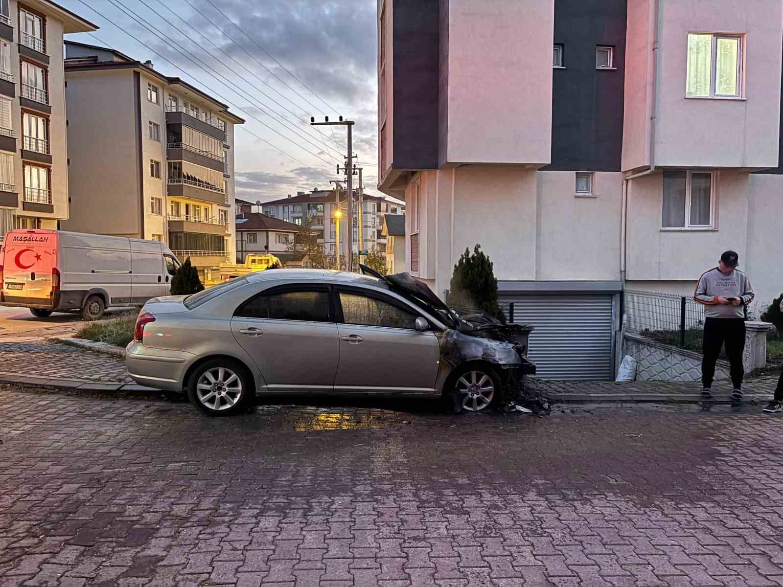 Park halindeki otomobilde yangın çıktı