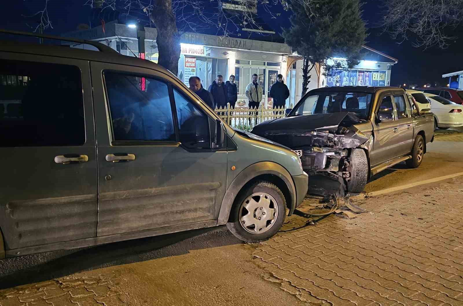 KASTAMONU'NUN CİDE İLÇESİNDE PİKAP VE HAFİF TİCARİ ARACIN ÇARPIŞMASI NETİCESİNDE