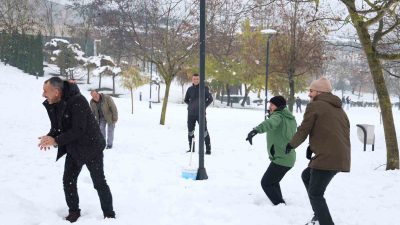 DÜZCE ÜNİVERSİTESİ REKTÖRÜ PROF. DR. NEDİM SÖZBİR, ÖĞRENCİLERLE KEYİFLİ BİR