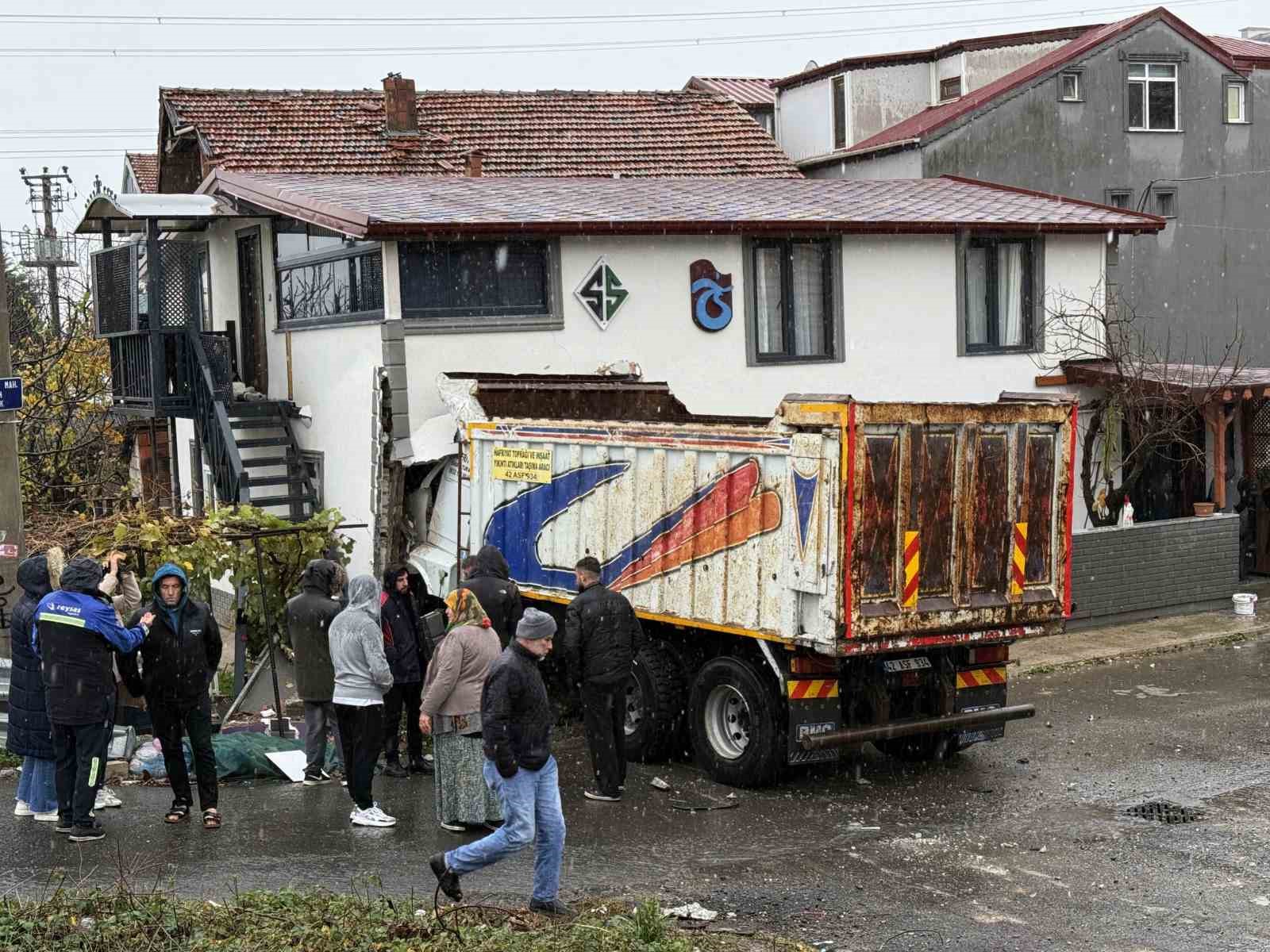 SAKARYA’NIN SERDİVAN İLÇESİNDE RAMPADAN İNERKEN KONTROLDEN ÇIKAN HAFRİYAT KAMYONU İKİ