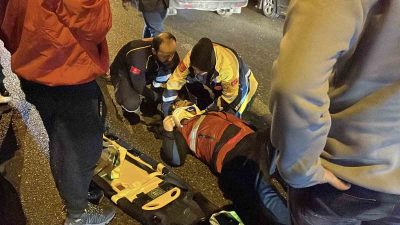 DÜZCE’DE SOKAK KÖPEĞİNE ÇARPMAMAK İÇİN SAVRULAN MOTOSİKLETLİ KURYE YARALANDI.