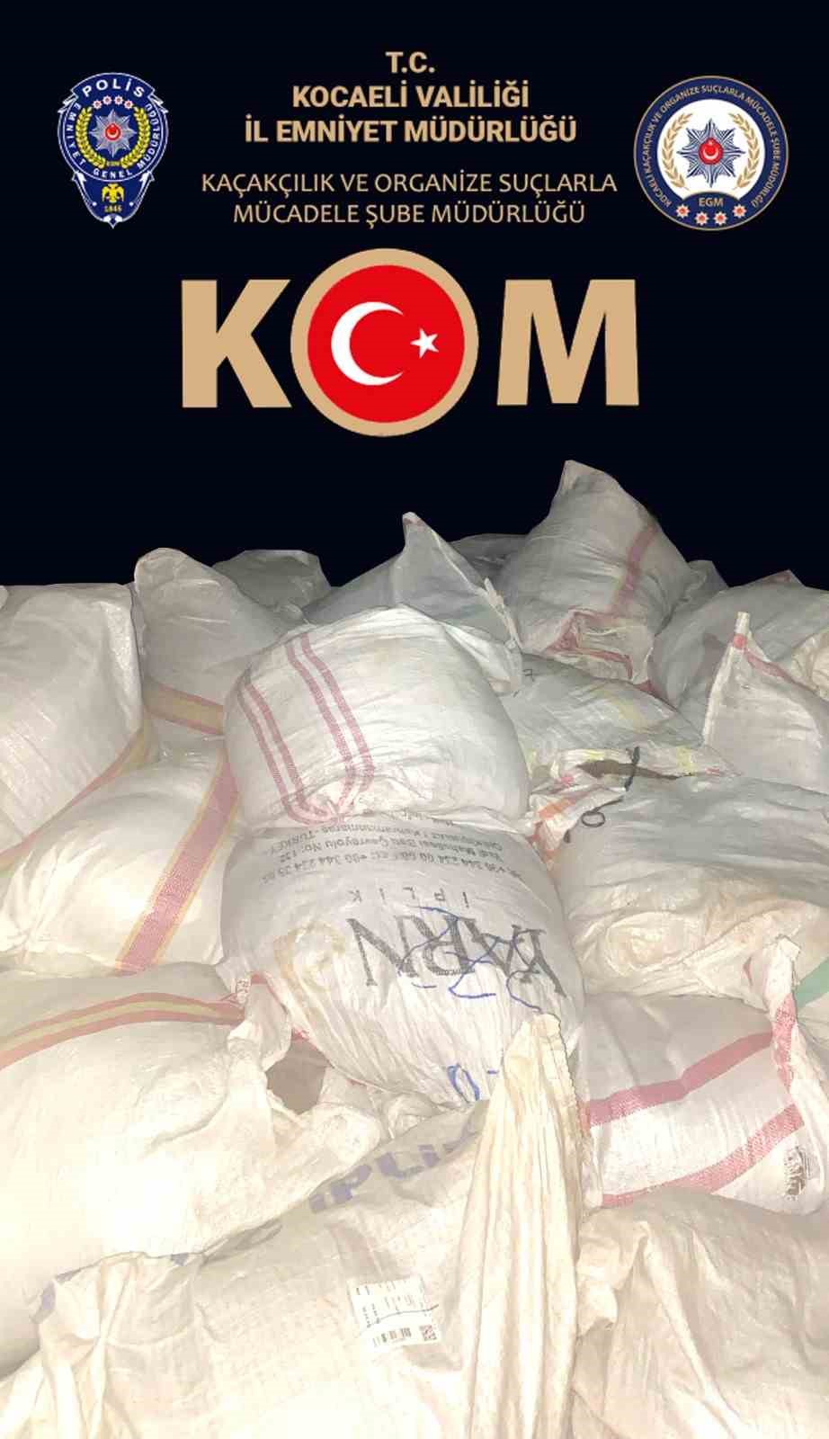 TEM OTOYOLUNUN İZMİT GEÇİŞİNDE DURDURULAN BİR ARAÇTA 5 TON KAÇAK