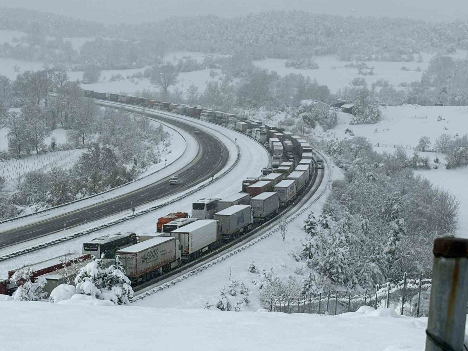 TEM’de trafik durdu, maddi hasarlı kazalar yüzünden yol tıkandı