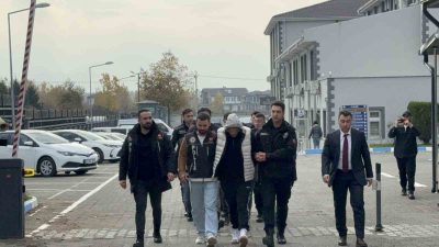 DÜZCE’DE ÜNİVERSİTE BÖLGESİNDE UYUŞTURUCU SATIŞI İHBARINI DEĞERLENDİREN POLİS EKİPLERİNİN ÇALIŞMASINDA