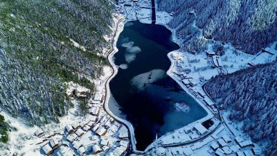 DÜZCE ÜNİVERSİTESİ ÖĞRENCİLERİ, KARADENİZ'İN SİMGE NOKTALARINDAN BİRİ OLAN UZUNGÖL'Ü GEZDİ.