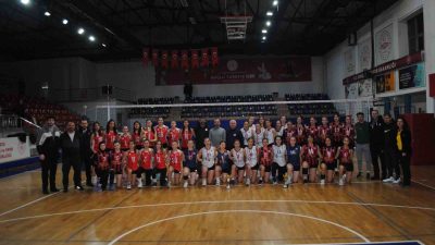 DÜZCE 18 TEMMUZ SPOR SALONUNDA DÜZENLENEN GENÇ KIZLAR VOLEYBOL MAHALLİ