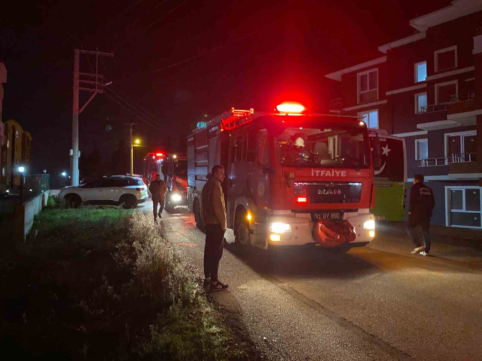 KOCAELİ'NİN GÖNDOĞDU MAHALLESİNDE YANGIN İHBARI ÜZERİNE BÖLGEYE GELEN EKİPLER BOŞ