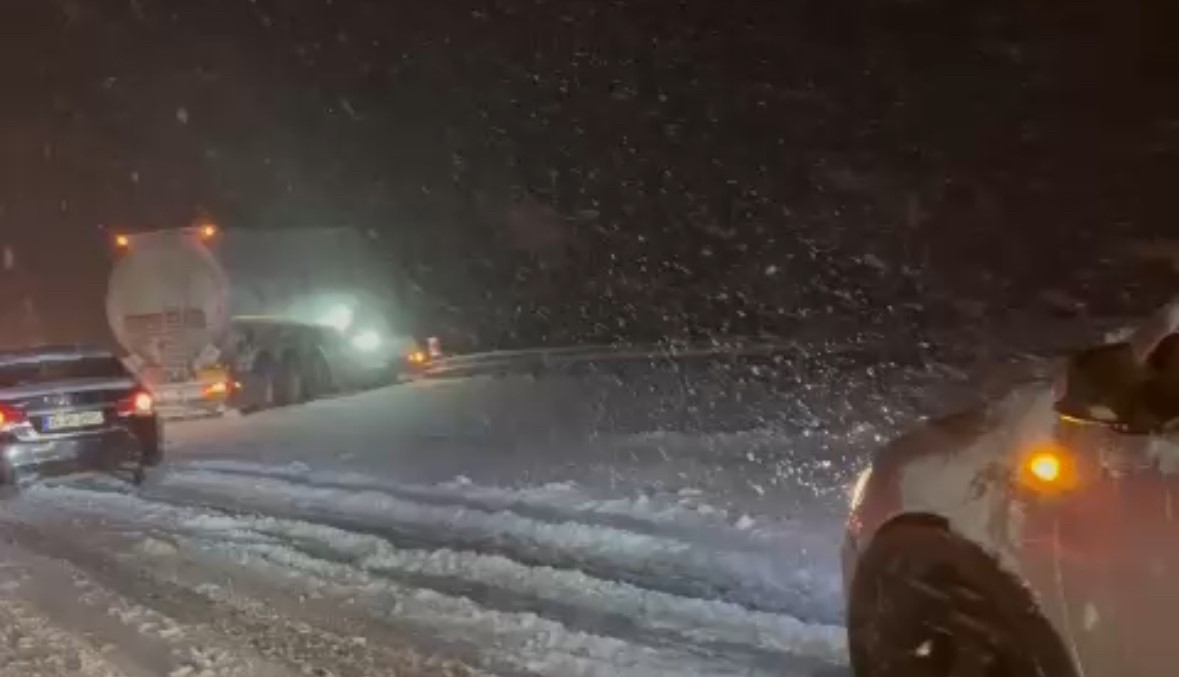 Yolda kalan tırlar emniyet şeridine alındı, trafik açılmaya başladı