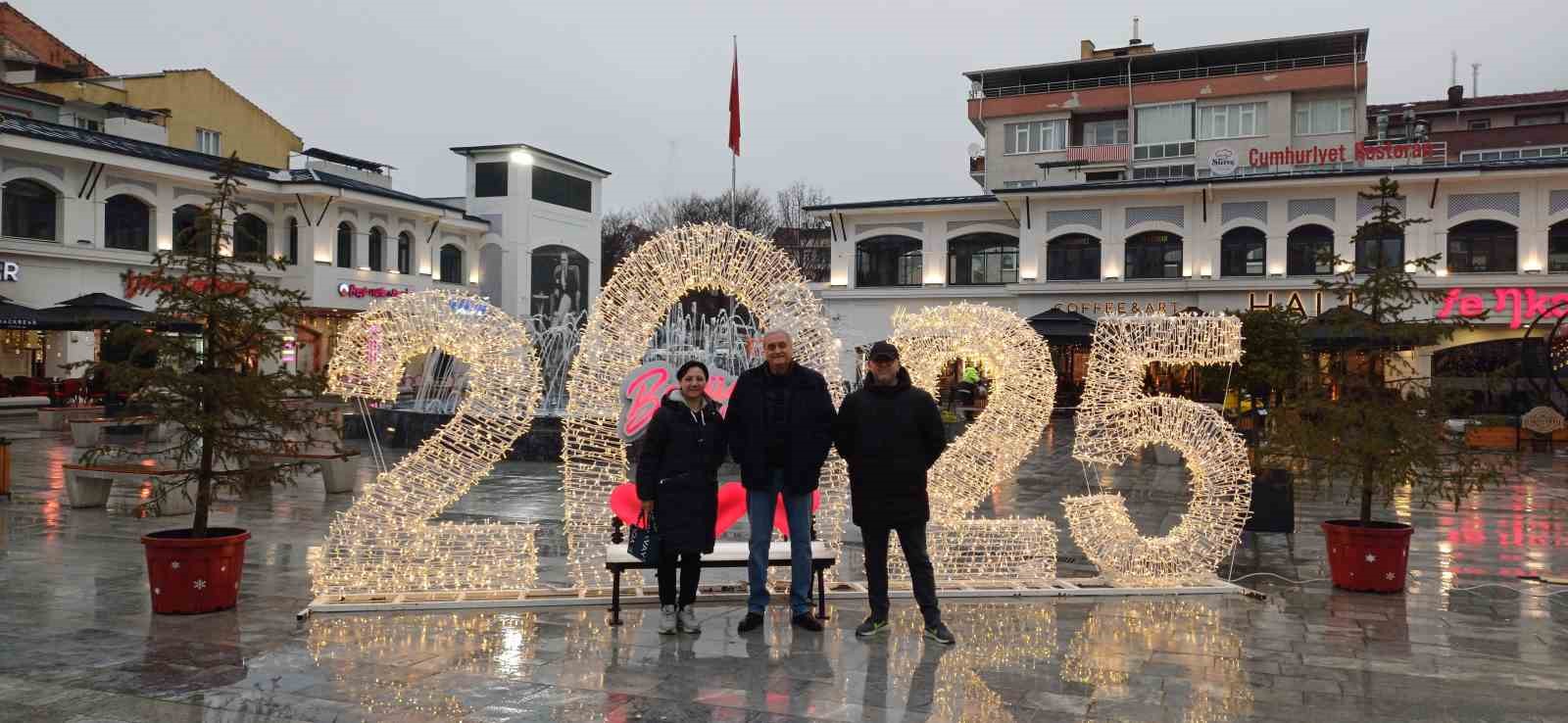 100. Yıl Çarşı Meydan yılbaşına özel ışıl ışıl oldu