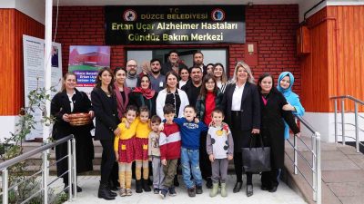 DÜZCE BELEDİYESİ ÇOCUK ÜNİVERSİTESİ ÖĞRENCİLERİ, ERTAN UÇAR ALZHEİMER HASTALARI GÜNDÜZ