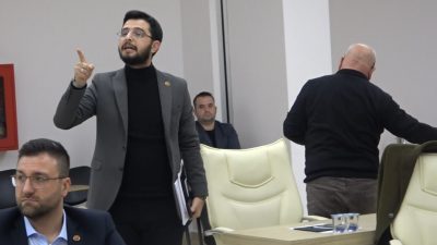 AK PARTİLİ BELEDİYE MECLİS ÜYELERİ CHP'Lİ BAŞKANIN SÖZ VERMEMESİNE KIZARAK