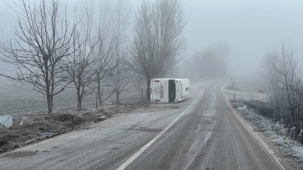 BOLU’DA BUZLANMA NEDENİYLE KÖY YOLUNDA DEVRİLEN AKPİLİÇ FİRMASINA AİT İŞÇİ